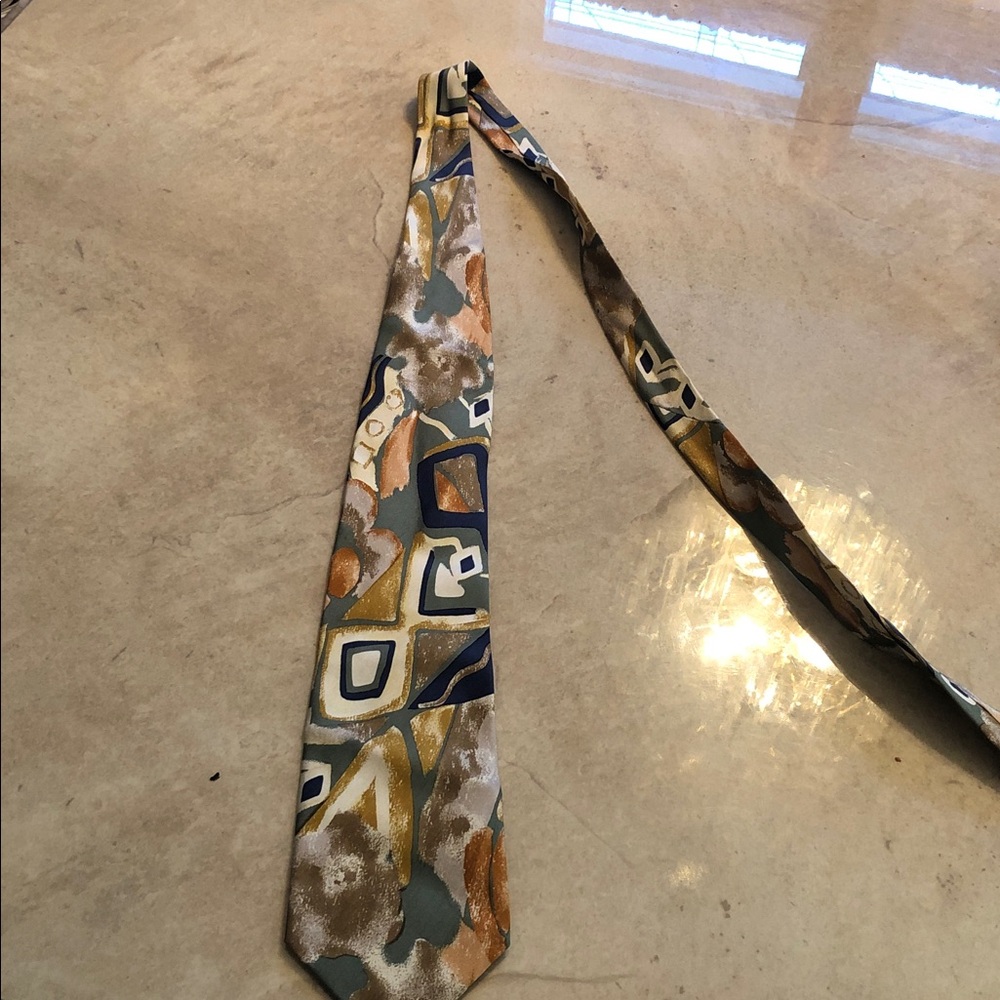 Ungaro  Paris 100% Silk  Abstract Pattern Men’s Tie in Navy, Gold & Green